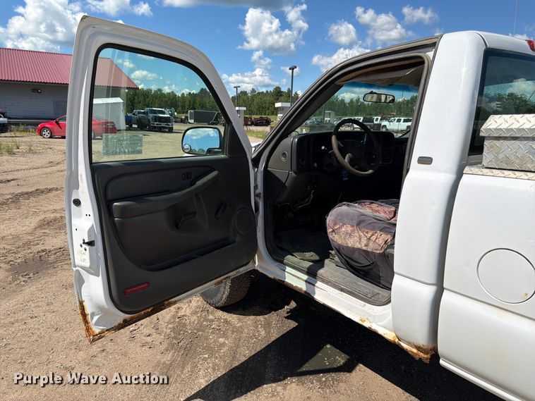 image for item DQ7924 2003 Chevrolet Silverado 2500HD pickup truck