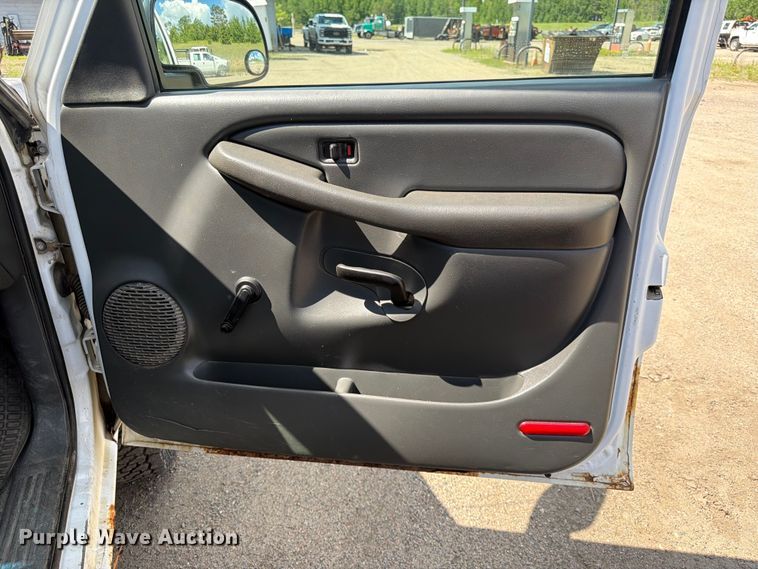 image for item DQ7924 2003 Chevrolet Silverado 2500HD pickup truck