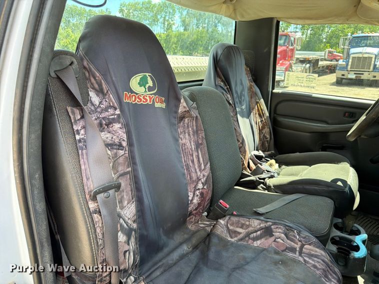 image for item DQ7924 2003 Chevrolet Silverado 2500HD pickup truck