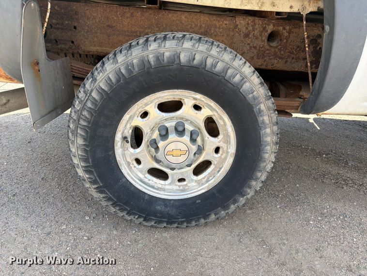 image for item DQ7924 2003 Chevrolet Silverado 2500HD pickup truck