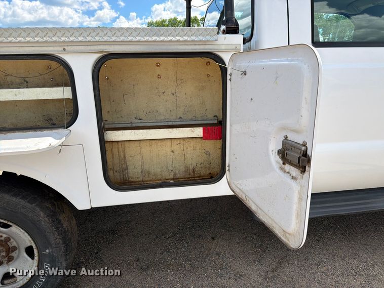 image for item DQ7925 2006 Ford F350 Super Duty Crew Cab utility bed pickup truck