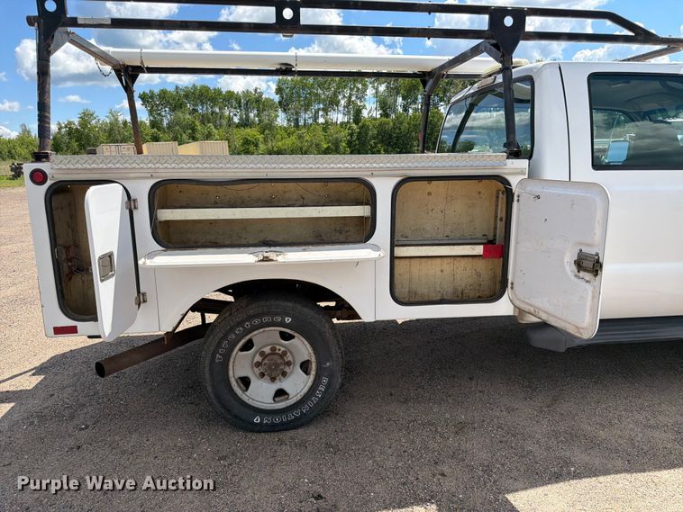 image for item DQ7925 2006 Ford F350 Super Duty Crew Cab utility bed pickup truck