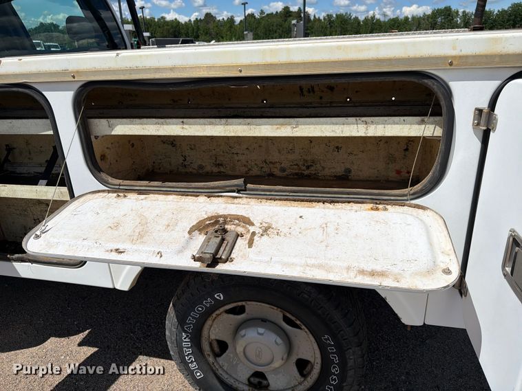 image for item DQ7925 2006 Ford F350 Super Duty Crew Cab utility bed pickup truck