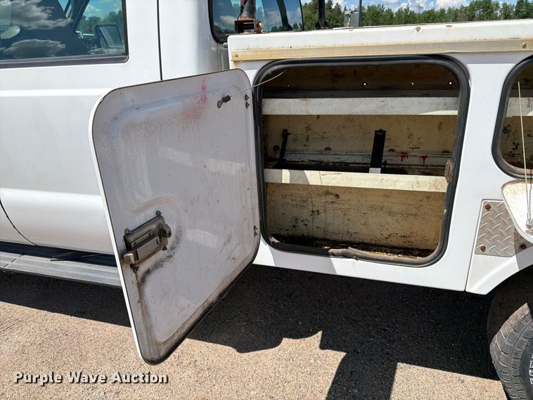 image for item DQ7925 2006 Ford F350 Super Duty Crew Cab utility bed pickup truck
