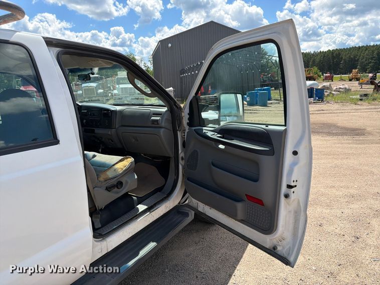 image for item DQ7925 2006 Ford F350 Super Duty Crew Cab utility bed pickup truck