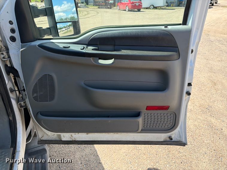 image for item DQ7925 2006 Ford F350 Super Duty Crew Cab utility bed pickup truck