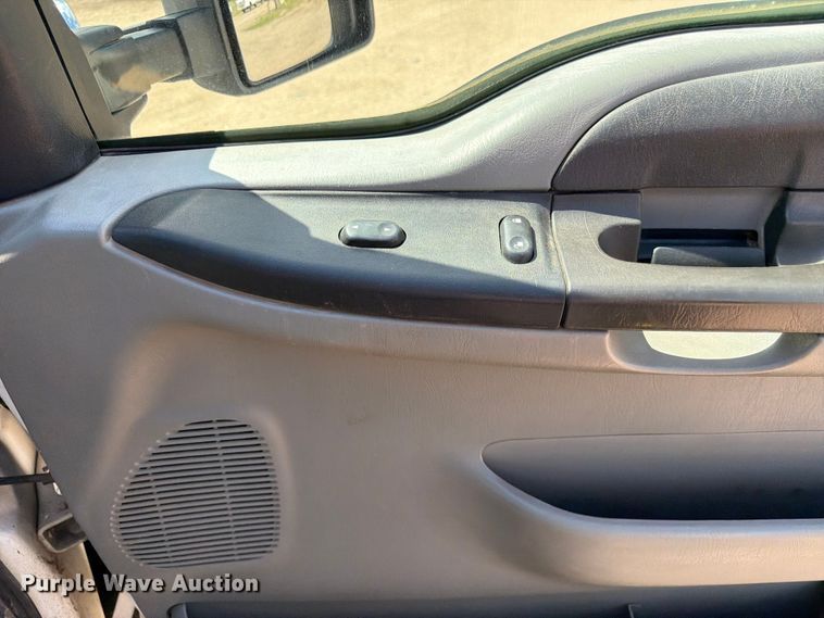image for item DQ7925 2006 Ford F350 Super Duty Crew Cab utility bed pickup truck