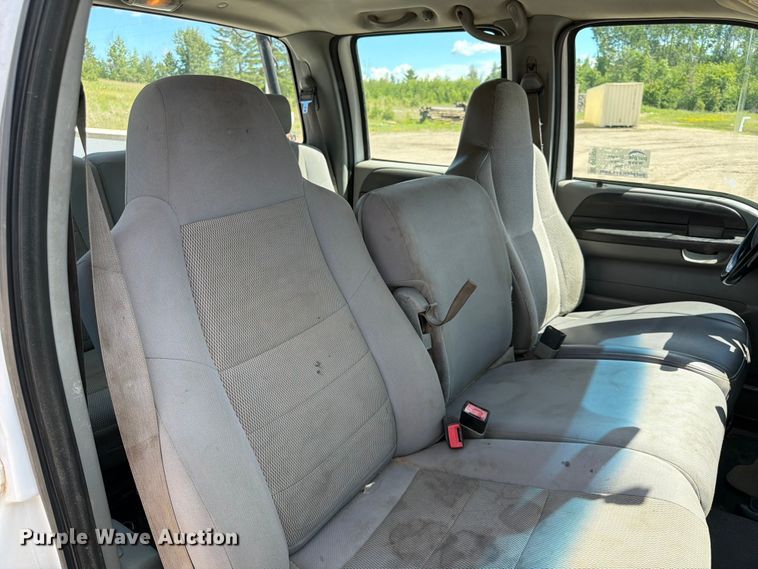 image for item DQ7925 2006 Ford F350 Super Duty Crew Cab utility bed pickup truck