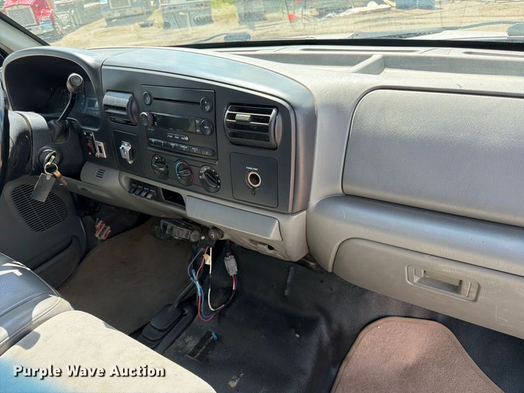 image for item DQ7925 2006 Ford F350 Super Duty Crew Cab utility bed pickup truck
