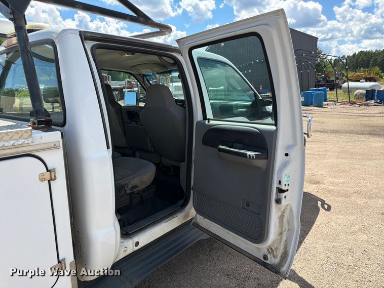 image for item DQ7925 2006 Ford F350 Super Duty Crew Cab utility bed pickup truck