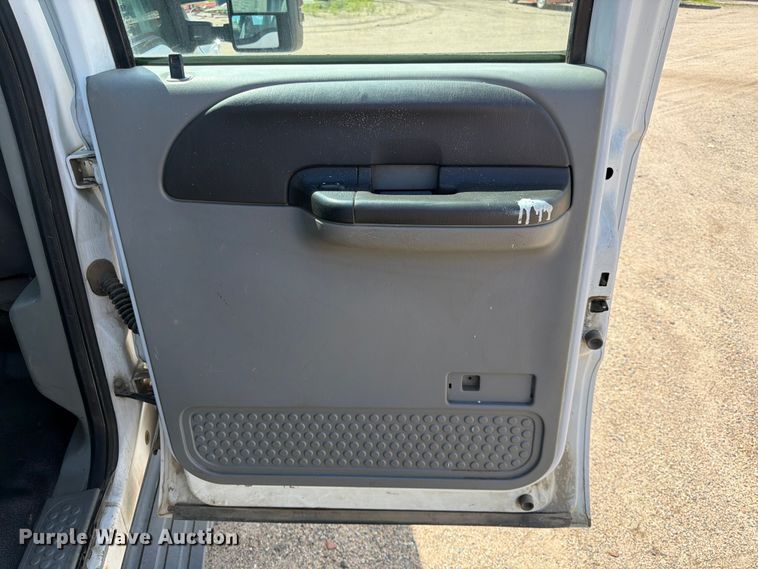 image for item DQ7925 2006 Ford F350 Super Duty Crew Cab utility bed pickup truck