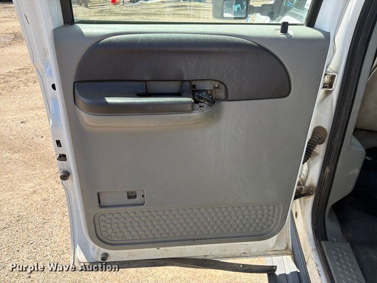 image for item DQ7925 2006 Ford F350 Super Duty Crew Cab utility bed pickup truck