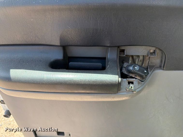 image for item DQ7925 2006 Ford F350 Super Duty Crew Cab utility bed pickup truck