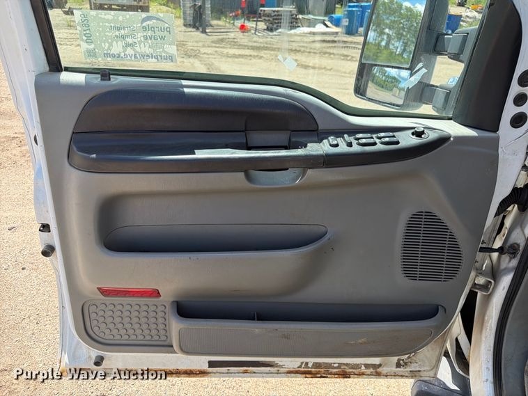 image for item DQ7925 2006 Ford F350 Super Duty Crew Cab utility bed pickup truck