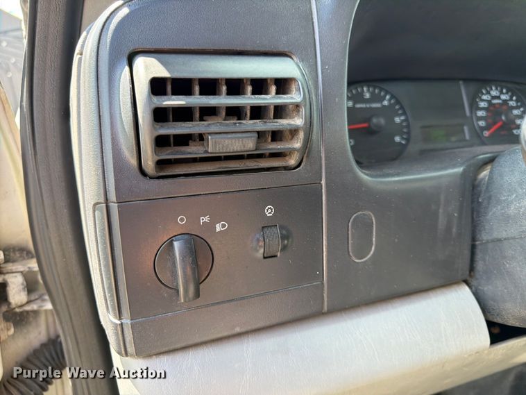 image for item DQ7925 2006 Ford F350 Super Duty Crew Cab utility bed pickup truck