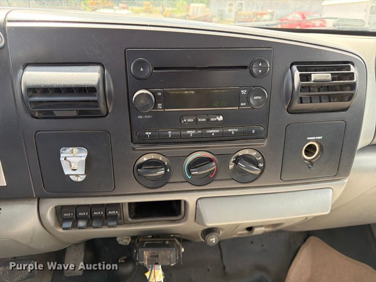 image for item DQ7925 2006 Ford F350 Super Duty Crew Cab utility bed pickup truck