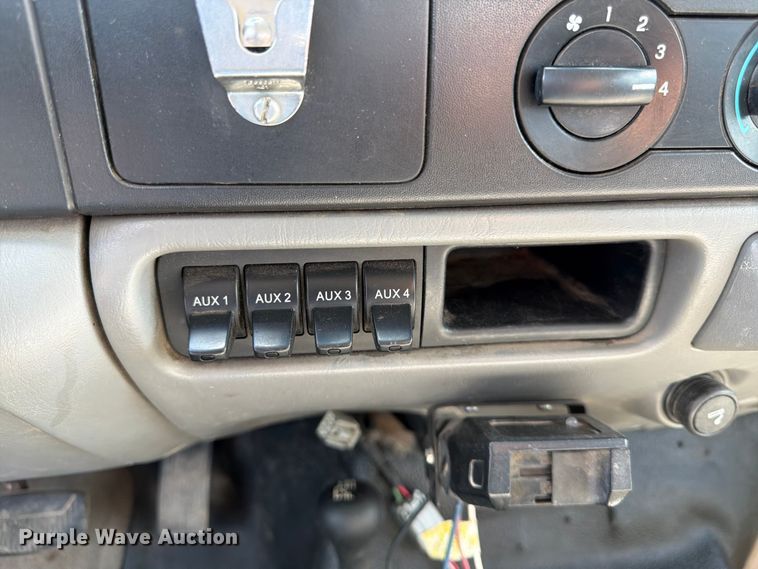 image for item DQ7925 2006 Ford F350 Super Duty Crew Cab utility bed pickup truck