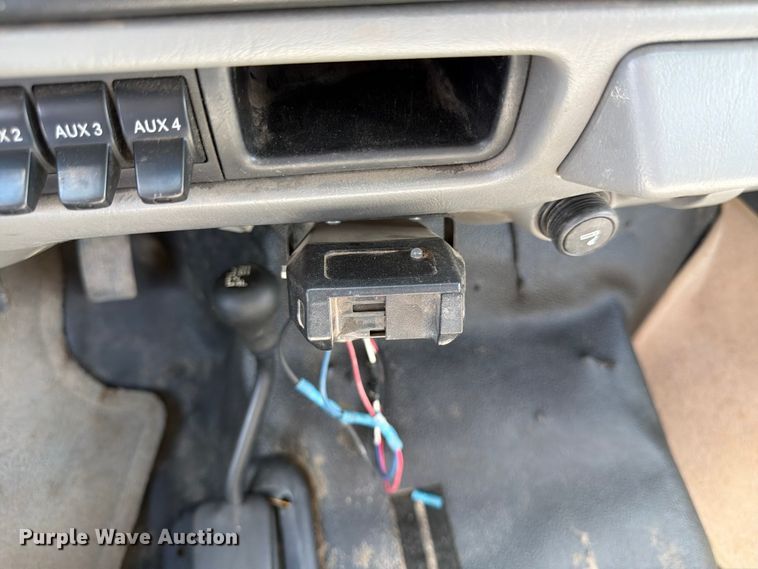 image for item DQ7925 2006 Ford F350 Super Duty Crew Cab utility bed pickup truck