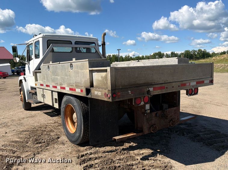 image for item DQ7926 2002 Freightliner FL70 Ext. Cab flatbed truck