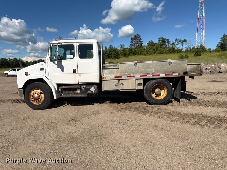 image for item DQ7926 2002 Freightliner FL70 Ext. Cab flatbed truck