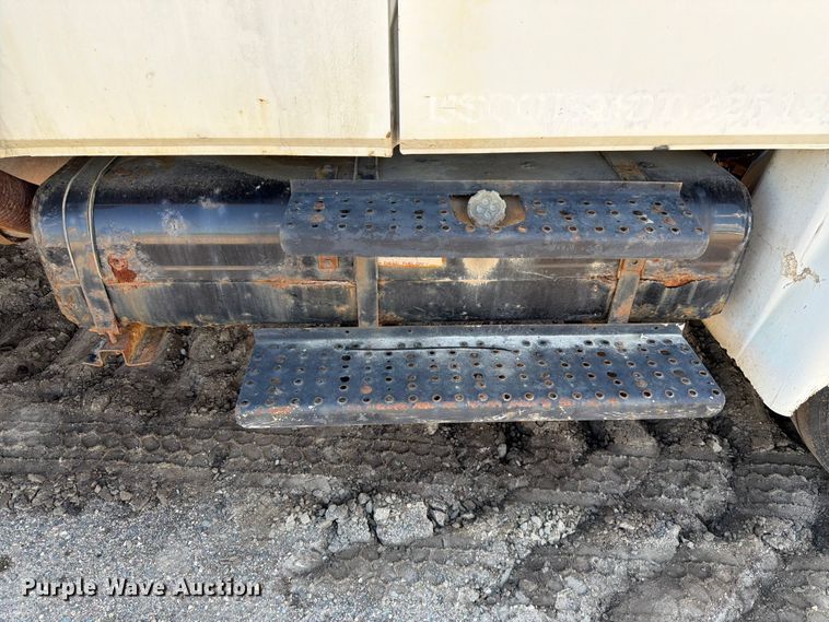 image for item DQ7926 2002 Freightliner FL70 Ext. Cab flatbed truck