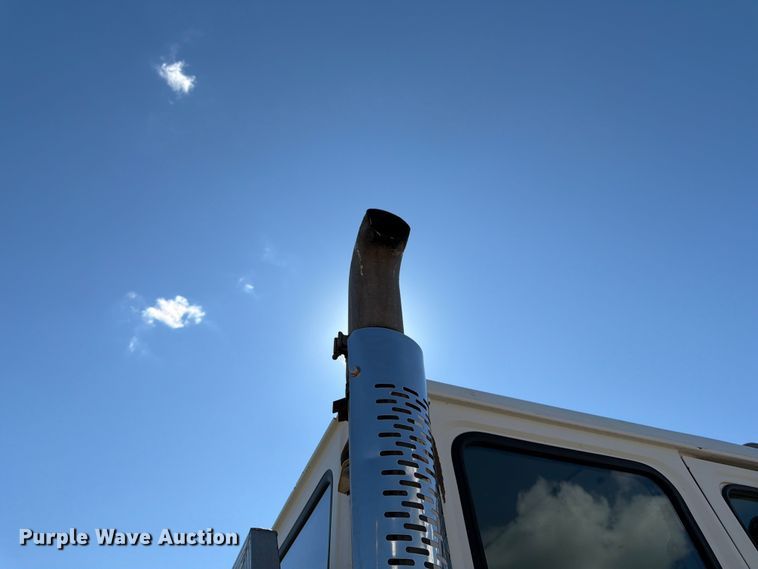 image for item DQ7926 2002 Freightliner FL70 Ext. Cab flatbed truck