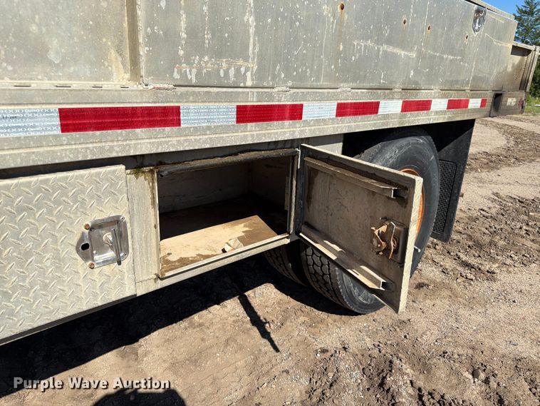 image for item DQ7926 2002 Freightliner FL70 Ext. Cab flatbed truck