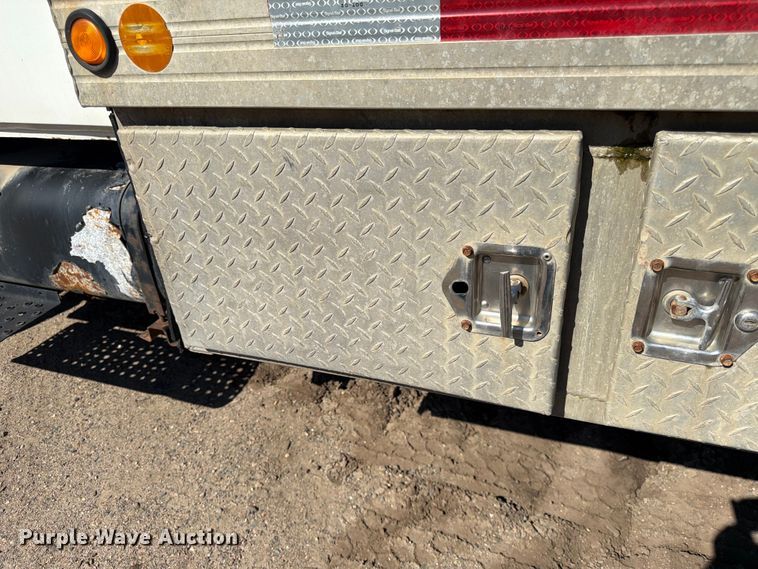 image for item DQ7926 2002 Freightliner FL70 Ext. Cab flatbed truck