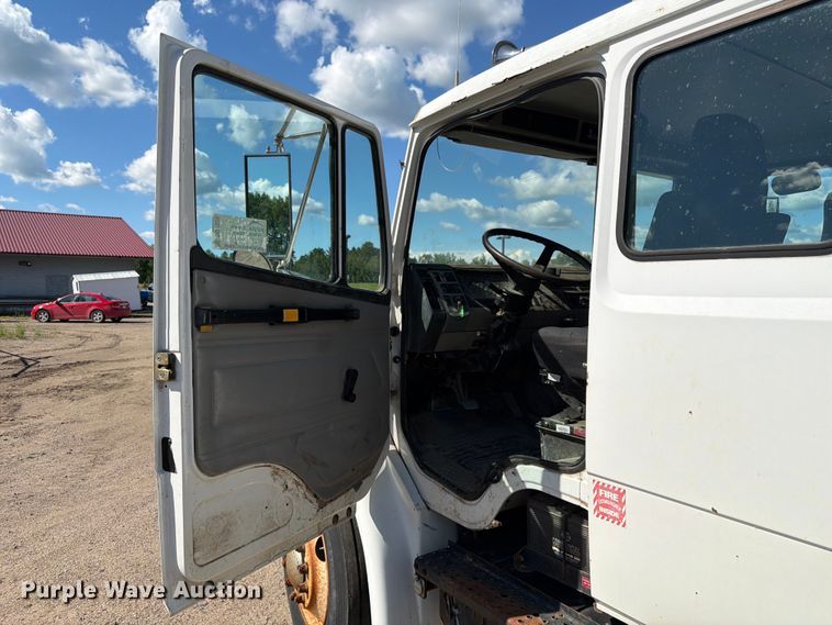 image for item DQ7926 2002 Freightliner FL70 Ext. Cab flatbed truck