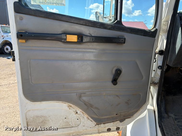 image for item DQ7926 2002 Freightliner FL70 Ext. Cab flatbed truck
