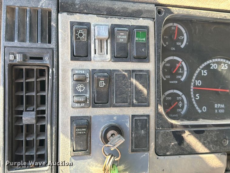 image for item DQ7926 2002 Freightliner FL70 Ext. Cab flatbed truck