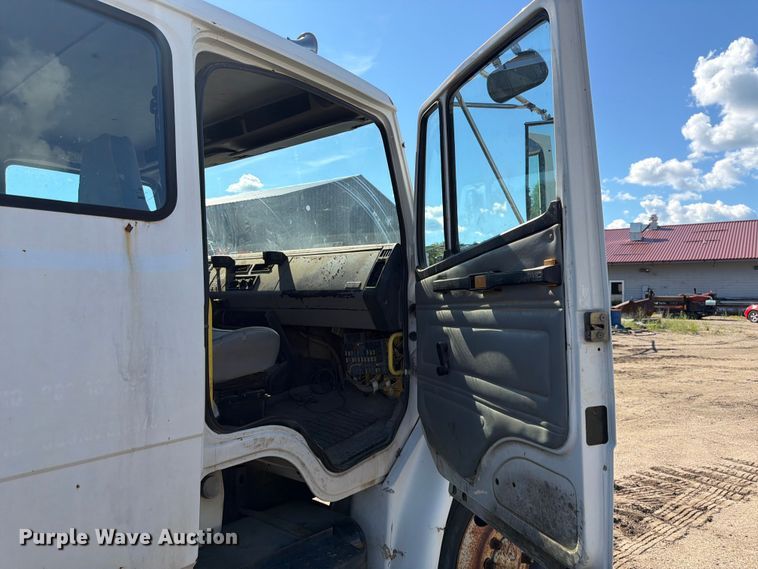image for item DQ7926 2002 Freightliner FL70 Ext. Cab flatbed truck
