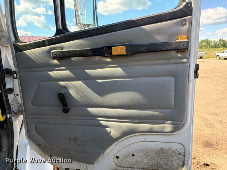 image for item DQ7926 2002 Freightliner FL70 Ext. Cab flatbed truck