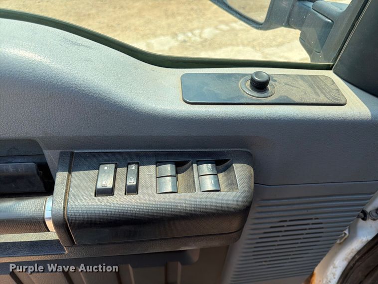 image for item DQ7939 2011 Ford F350 Super Duty Crew Cab pickup truck