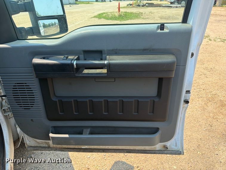 image for item DQ7939 2011 Ford F350 Super Duty Crew Cab pickup truck