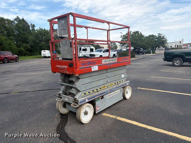 image for item DQ7945 2008 Skyjack SJIII 3226 scissor lift