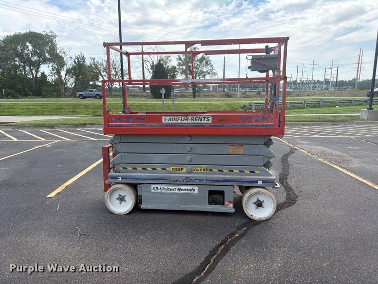 image for item DQ7945 2008 Skyjack SJIII 3226 scissor lift