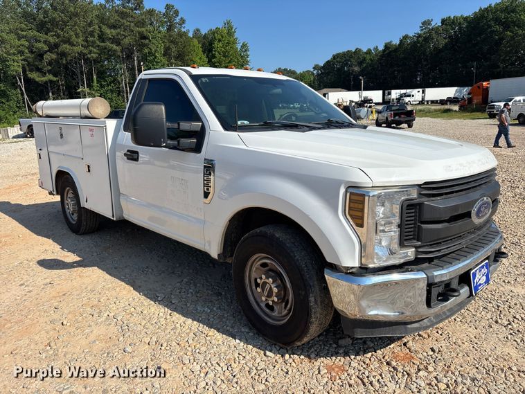 image for item DU6330 2018 Ford F250 Super Duty utility bed pickup truck