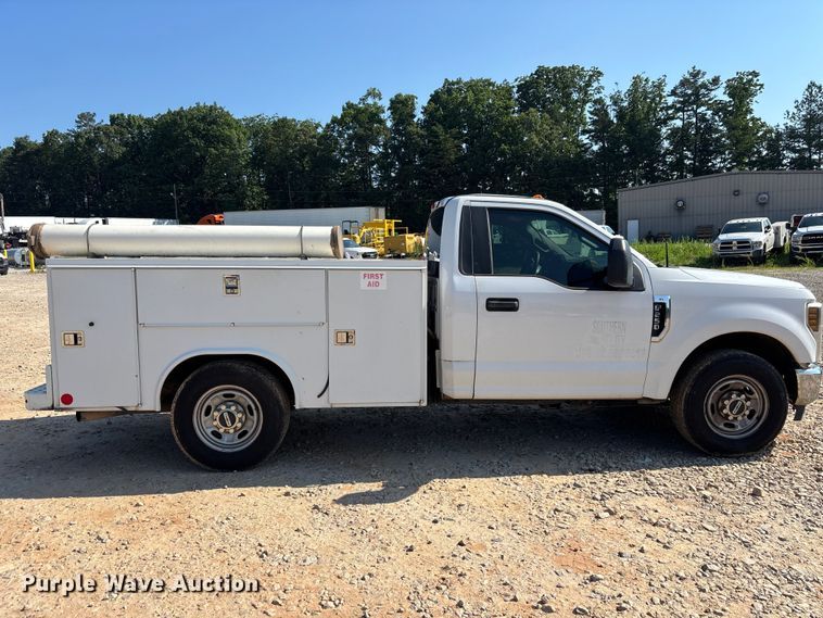 image for item DU6330 2018 Ford F250 Super Duty utility bed pickup truck