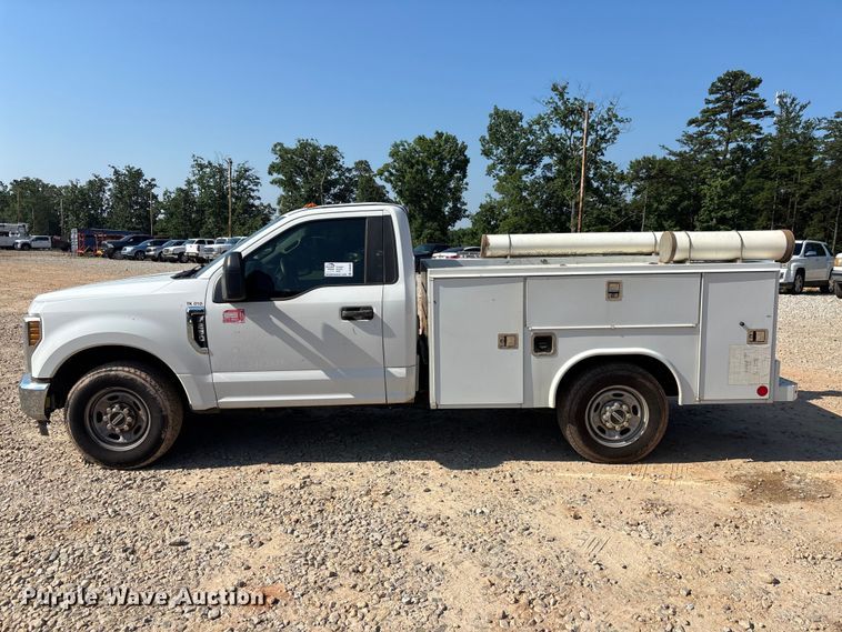image for item DU6330 2018 Ford F250 Super Duty utility bed pickup truck