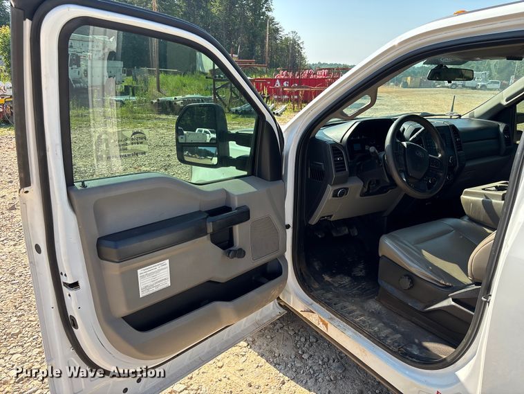 image for item DU6330 2018 Ford F250 Super Duty utility bed pickup truck