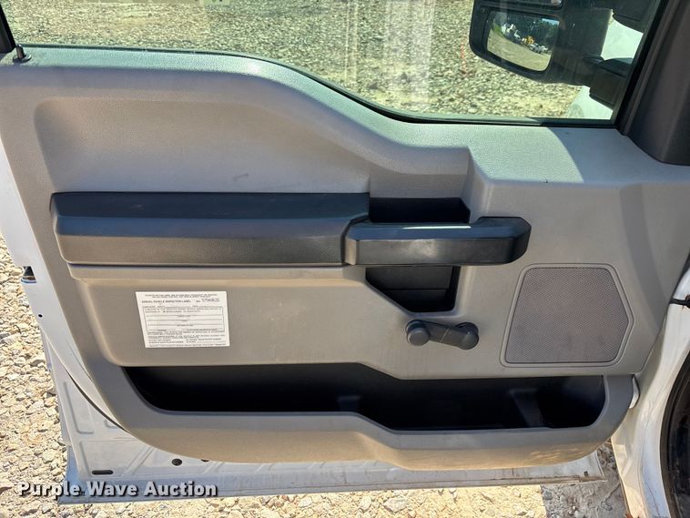 image for item DU6330 2018 Ford F250 Super Duty utility bed pickup truck