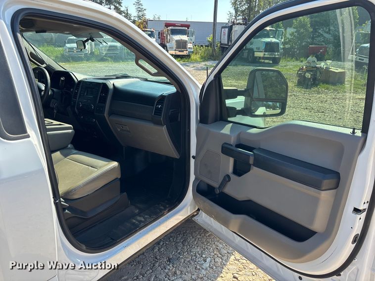 image for item DU6330 2018 Ford F250 Super Duty utility bed pickup truck