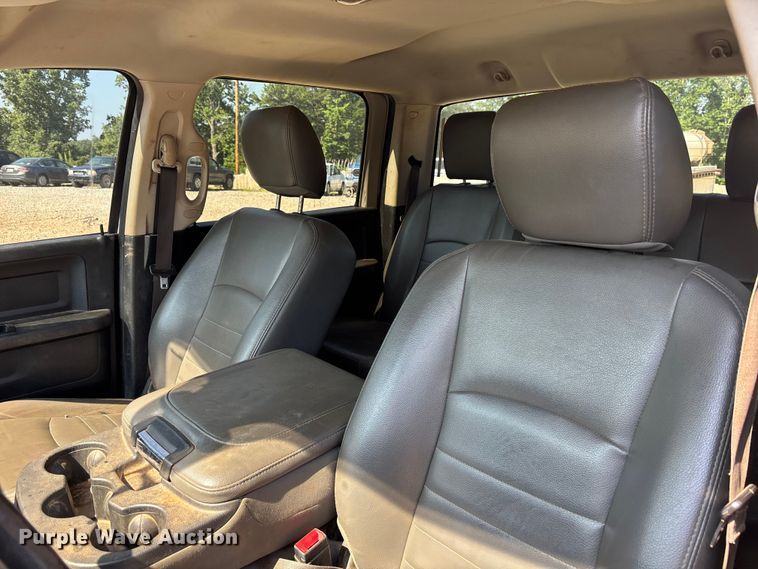 image for item DU6332 2018 RAM 3500 Crew Cab utility bed pickup truck