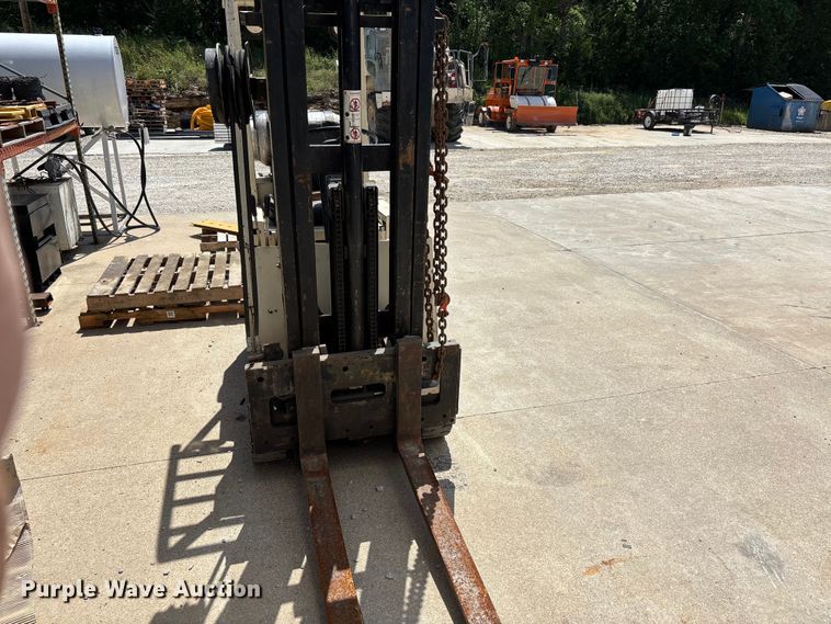 image for item DV4390 Allis Chalmers ACC30 forklift