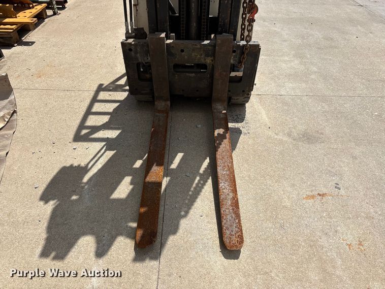 image for item DV4390 Allis Chalmers ACC30 forklift
