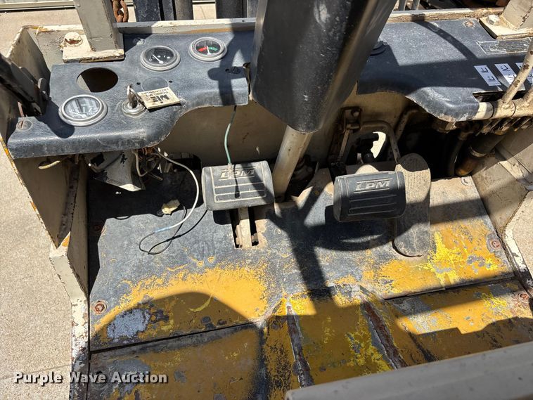 image for item DV4390 Allis Chalmers ACC30 forklift