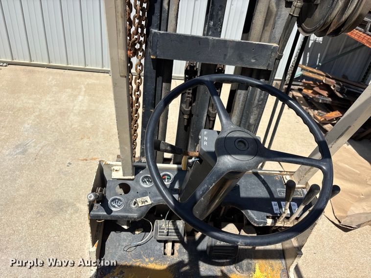 image for item DV4390 Allis Chalmers ACC30 forklift