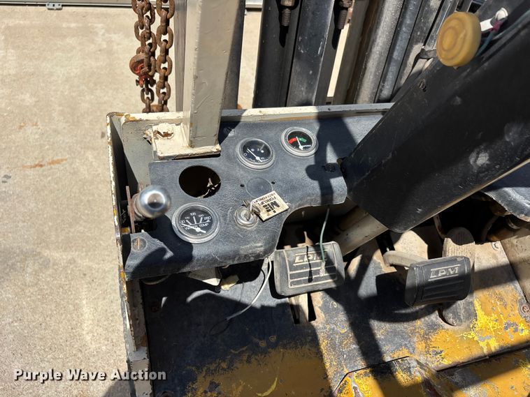 image for item DV4390 Allis Chalmers ACC30 forklift