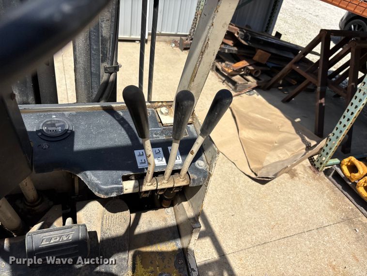 image for item DV4390 Allis Chalmers ACC30 forklift
